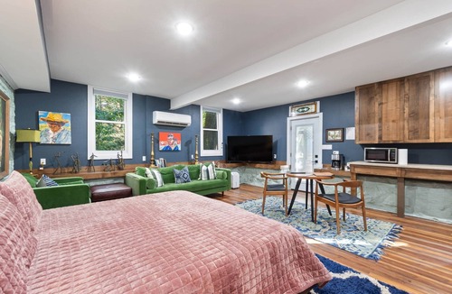 Eureka Springs Historic District Apartment | Leatherwood Loft-Downtown Oasis