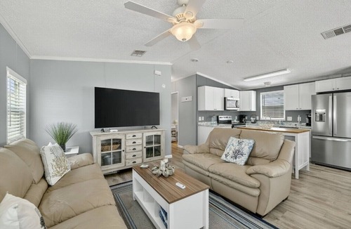 Hutchinson Island South Cottage | Limited-Time Spring & Summer Deals: Dog-Friendly 2BR Beach Getaway