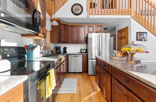Jackson House | Linderhof Modern Log Chalet · 3 Min to Storyland · Sleeps 10 + Fire Pit