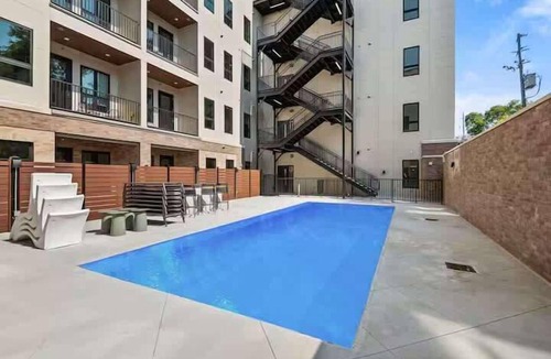 Edgehill Apartment | Location! Pool + Parking 1 mile to Broadway!