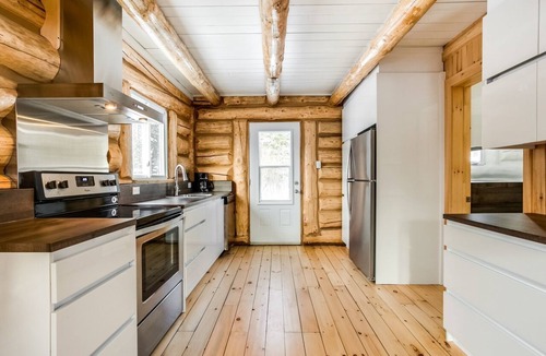 St-Adolphe-d'Howard Ski Chalet | Locations du Sommet - Le Log Home