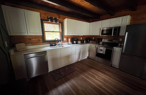 Orrtanna Cabin | Log Cabin Hideaway - off Route 30 - Game Room - Sleeps 8