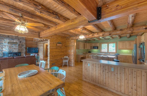 Mineral House | Log Cabin Living on Lake Anna - Warm side