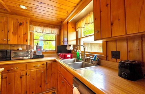 Lebanon Cottage | 🌊 🦆 Loon's Landing ☀️ 🛶: Sunset-Facing Maine Cottage w/hot tub & grill!