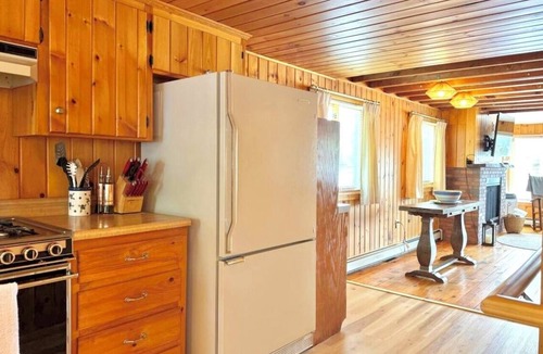Lebanon Cottage | 🌊 🦆 Loon's Landing ☀️ 🛶: Sunset-Facing Maine Cottage w/hot tub & grill!