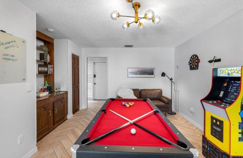 Lake Magdalene House | Lounge & Play in Chic North Tampa Home