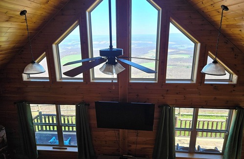 Schellsburg Cabin | Lovely and rustic 3-bedroom cabin in Cairnbrook for a relaxing getaway