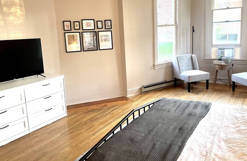 Charles Town Apartment | Lovely rental with 2 King beds in DT Charles Town