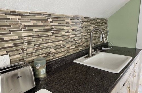 Gloucester Apartment | Lovely Upstairs Apartment - Beach getaway on Historic Main St. w/AC