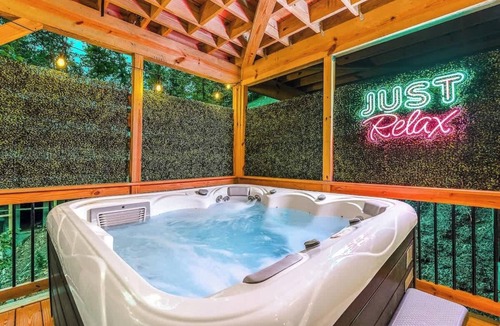 Massanutten Cabin | LUX Cabin Theater HotTub FirePit GameRm MtnViews