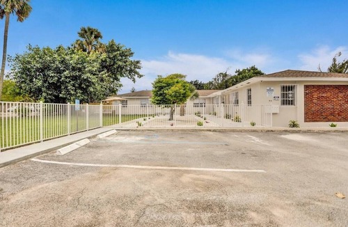 Progressive Northwest Apartment | Luxe 2br/1bath, Palm Beach, W/free parking, outdoor living area and Trampoline!