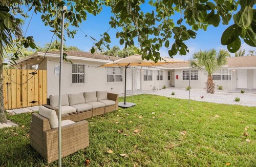 Progressive Northwest Apartment | Luxe 2br/1bath, Palm Beach, W/free parking, outdoor living area and Trampoline!