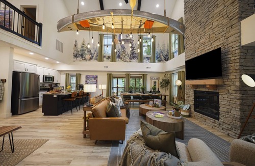 Hollister Cabin | Luxe Cabin>Hot Tub>Game Table>Indoor Pool>Fishing>Pickleball>Hiking>And More!