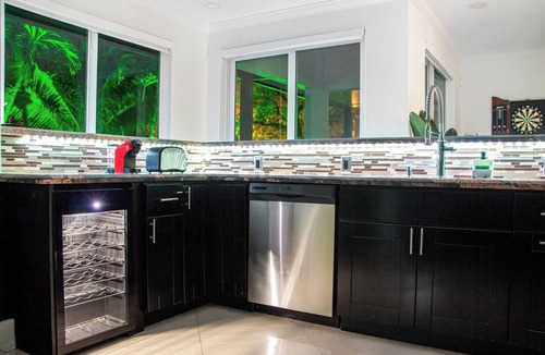 Tamiami Villa | Luxe Villa 5BR I Pool & Jacuzzi | Fire Pit | Piano