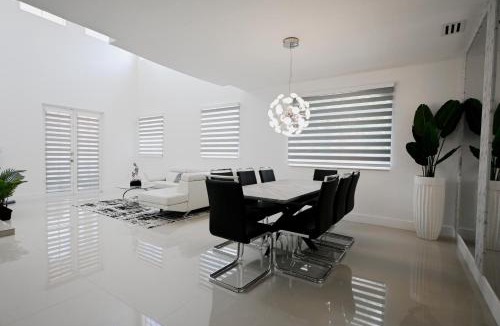 Tamiami House | LuxOasis Getaway Minigolf, Pool, Beach, Chess, Jacuzzi
