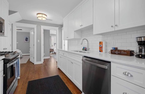 Hillcrest Apartment | Luxurious 2-Bedroom Retreat in Little Rock