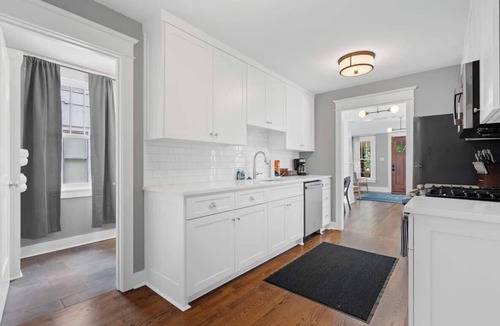 Hillcrest Apartment | Luxurious 2-Bedroom Retreat in Little Rock