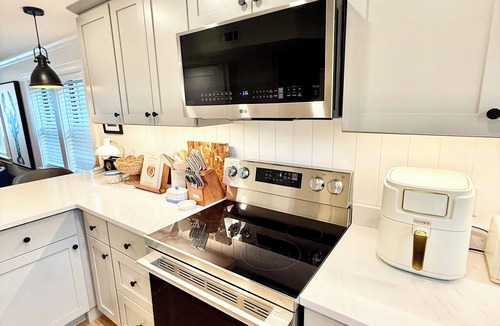 Fortunes Rocks Cottage | Luxurious Beachfront New England Cottage