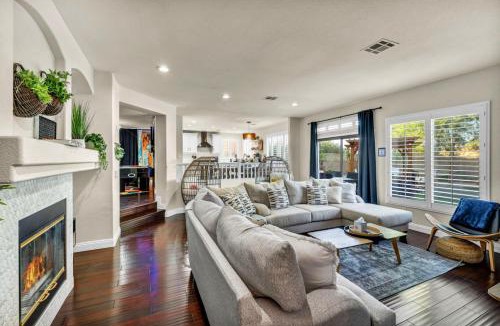 Highland Hills House | Luxury and Harmony in a 6BR Dream Villa; Pool, Hot Tub, Game room, Near the Las Vegas Strip