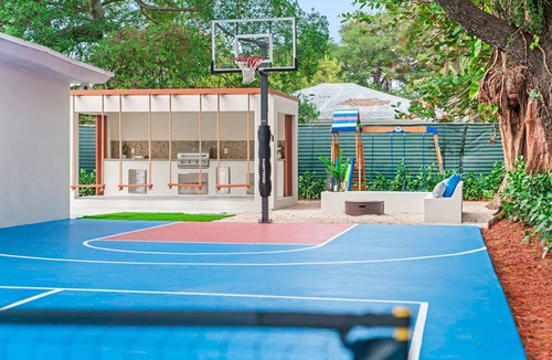 Seybold House | Luxury Beach Villa w/Heated Pool, Jacuzzi, BBQ, Courts, Pickleball & Game Room