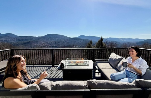 Bartlett House | Luxury Chalet, Big Mountain Views, Hot Tub, fitness room, Chef Kitchen, Fire Pit