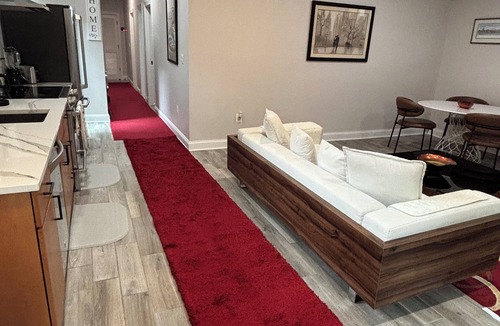 Cleveland Park Apartment | Luxury City 2bed/2bath Apt Sleeps 5 walk to Metro