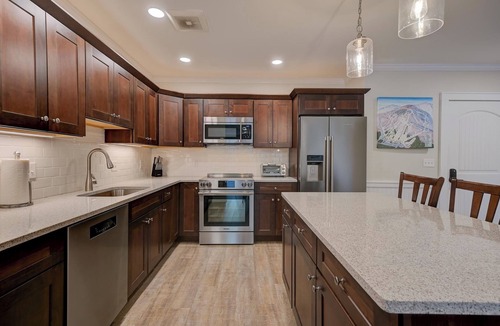 North Conway Condo | Luxury Condo at Cranmore Mountain in North Conway! Heated Pool & Hot Tub!