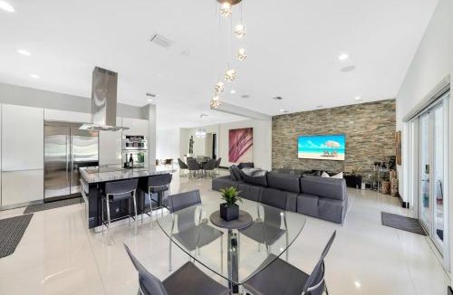 Tamiami House | Luxury home w pool by Dream Vacation