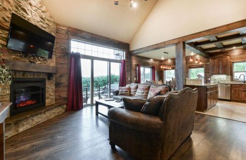 Indian Point House | Luxury Lakefront Villa 2 mi to SDC HUGE POOL Kayaks Dock