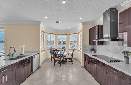 Tamiami House | Luxury Pool & Lakefront retreat in miami