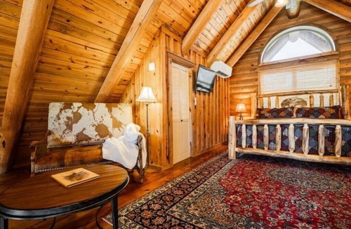 Lone Rock Cabin | Luxury Riverfront Lodge Fishing, Hot Tub & White River Access and Ozark Views”