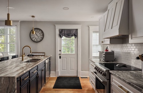 Elkton House | Luxury Shenandoah Farmhouse Hot Tub Fire Pit Sleeps 16 10 Min to Massanutten