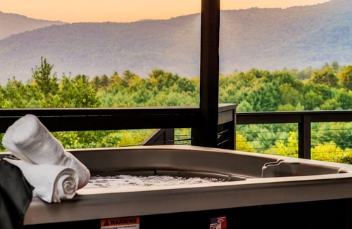Fairview House | Luxury Summer Escape-HeatedPool-HotTub-Sauna-Views