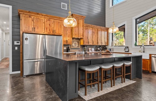 Pickens Cabin | Luxury Two-Space Retreat for Large Groups