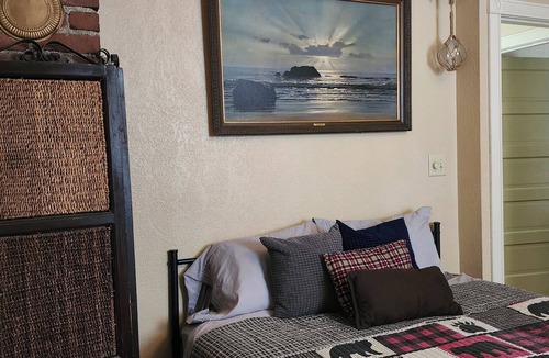 Petersburg House | Main Floor Fully Furnished 2 Bedrooms, 1 King Bed, 1 Queen Bed, 2 Single Beds
