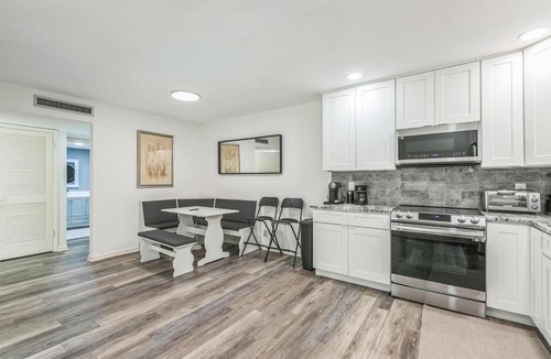 Southside Apartment | Mandarin Retreat Pool Hot tub King Bed Smart Tvs