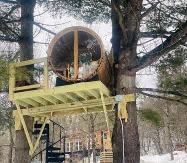 Johnson House | Maple Sugar Shack Tiny House with hot tub & river by Stowe