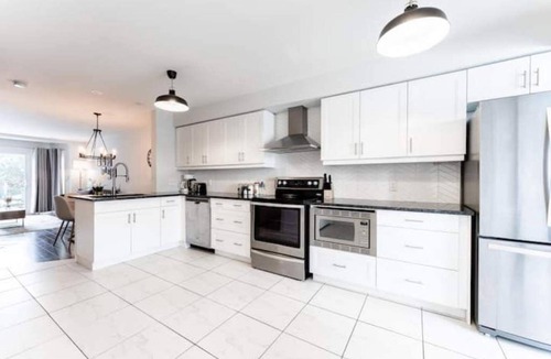 Burlington House | Mapleview Burlington Gem-King bed-Stylish Townhome