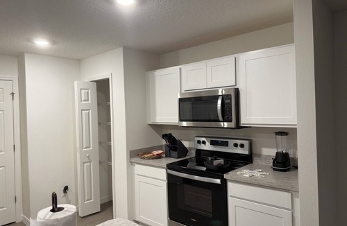 Port Malabar House | Marvelous 4-bedroom modern home design with abundant space in sunny Palm Bay