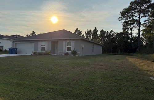 Port Malabar House | Marvelous 4-bedroom modern home design with abundant space in sunny Palm Bay