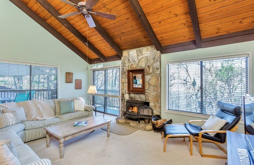 McGaheysville Villa | Massanutten Treehouse Mountainside Escape that’s Steps to the Resort