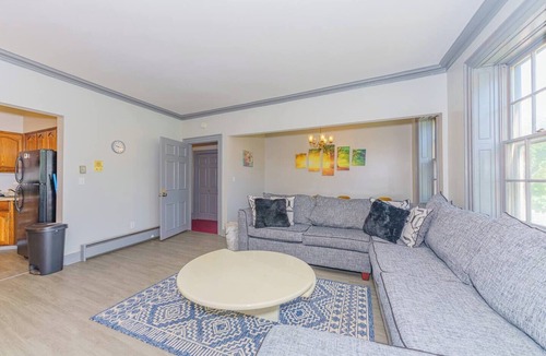 Downtown Albany Apartment | Massive 4BD/3BA 2-Fl Townhouse Apt Downtown Albany