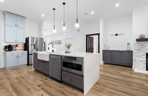 Bastrop House | Master suite/Soaking Tub/Spacious Kitchen