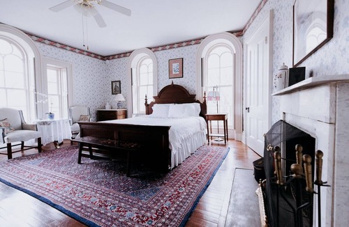 Orange Bed & Breakfast | Mayhurst Inn
