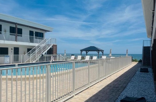 Claytons Hotel | Melbourne Beach Resort & Surf Club