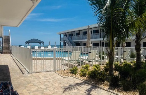Claytons Hotel | Melbourne Beach Resort & Surf Club