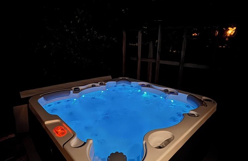 Hybla Valley House | Mid-Term Luxury Family Stay/Hot Tub, 2 Fire Pits, Sauna, Massage Chair & Arcade