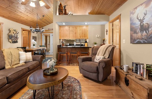 Reeds Spring Cabin | "Mighty Oaks" Stonebridge Lodge - Double King Master -End of the road and close to SDC - Lodge #80