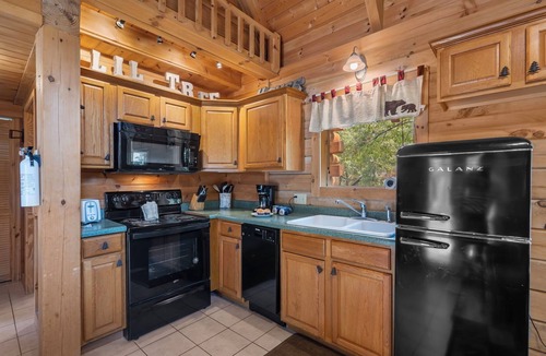 Branson Cedars Cabin | Minutes to Big Cedar-True Log Cabin-Free Silver Dollar Tickets-Pvt Hot Tub @ Lil Treehouse