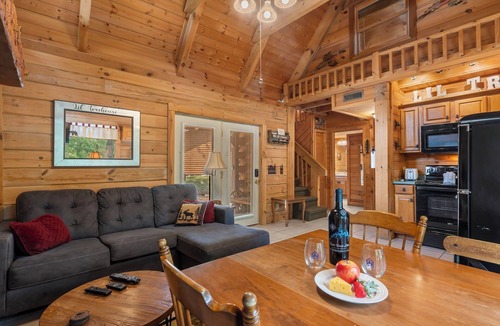 Branson Cedars Cabin | Minutes to Big Cedar-True Log Cabin-Free Silver Dollar Tickets-Pvt Hot Tub @ Lil Treehouse